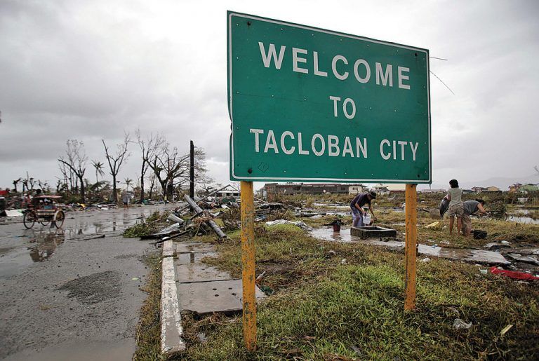 „Willkommen in Tacloban City“: Das Ortsschild steht noch. Häuser gibt es in der 220.000-Einwohner-Stadt nicht mehr viele. Foto: AP