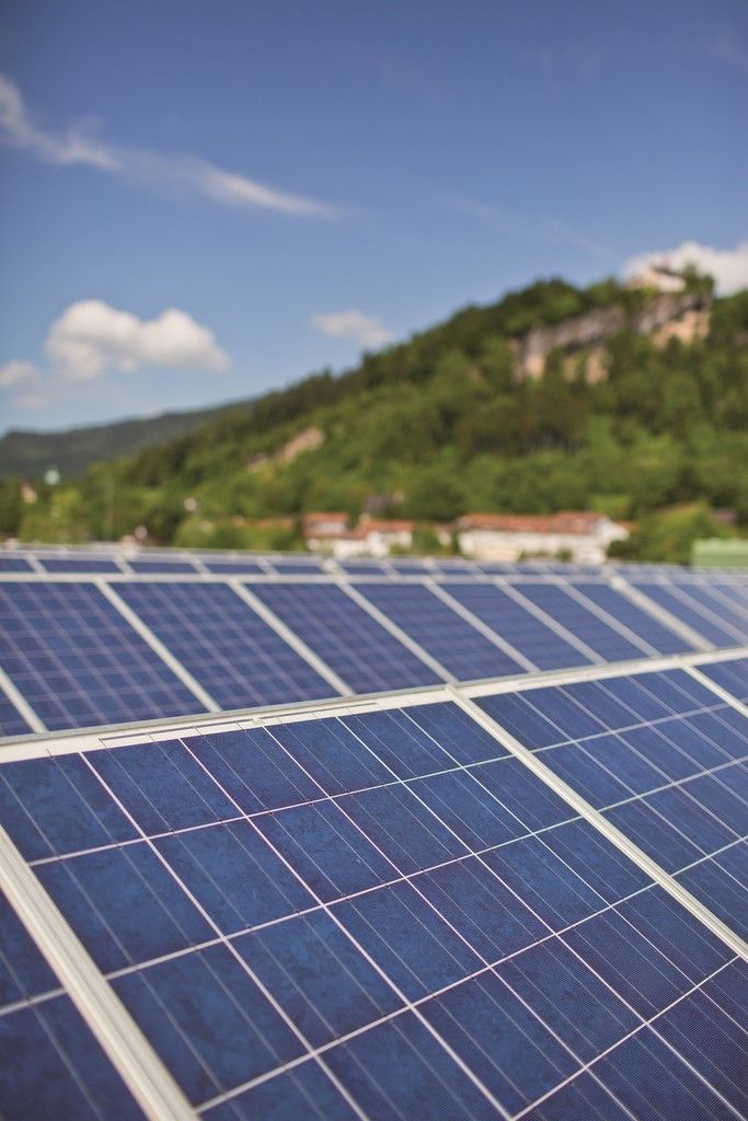 Wind, Sonne, Biomasse und -sprit - Vielfalt der Energieerzeugung.