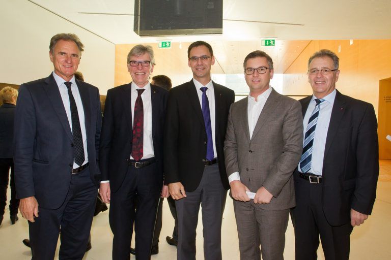WK-Präsident Manfred Rein (l.), Vorstand Wilfried Hopfner (Raiffeisenlandesbank), LH Markus Wallner sowie die Bundesräte Magnus Brunner und Edgar Mayer.