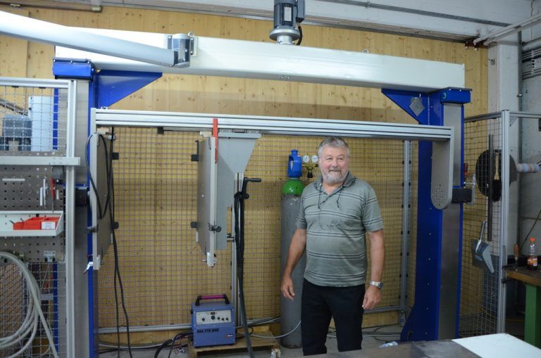 Wolfgang Huber leitet derzeit Werkstätte und Büro des jungen Metallverarbeitungsbetriebs. Foto: VN/Scalet