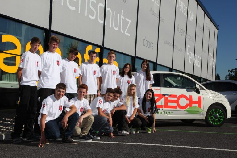 zech-gruppe: Jungen, motivierten Menschen bietet Zech die Möglichkeit einer fundierten Berufsausbildung. Auch heuer wieder starten 13 Jugendliche ihre Ausbildung. Sie erhalten eine Lehrausbildung in den Berufen Tischler, Bautechnischer Zeichner, Bürokaufleute und Sonnenschutztechniker. Momentan sind insgesamt 34 Lehrlinge in der Unternehmensgruppe beschäftigt.
