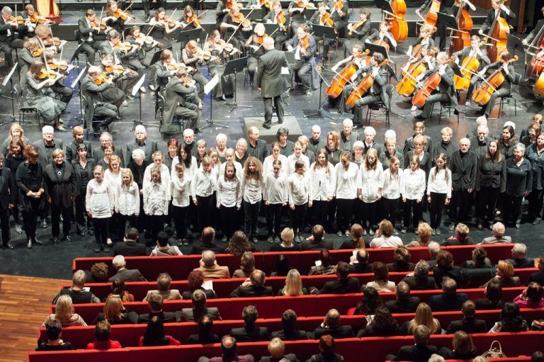 Zum Finale mit auf der Bühne: das Chorseminar und die 2A-Klasse des Feldkircher Instituts St. Josef.