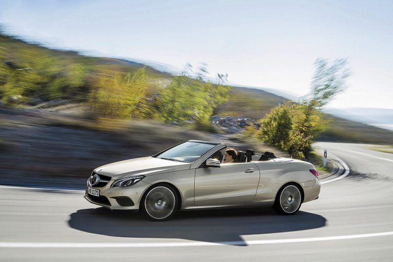 Zum umfassenden Face- und Technik-Update angetreten ist jüngst die komplette Mercedes-E-Klasse-Baureihe – inklusive viersitzigem Cabriolet.