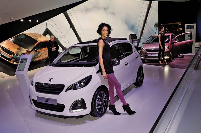 108 feiert PremierePeugeot zeigt in Genf erstmals den neuen Kleinwagen 108, der seine Plattform mit dem Citroën C1 und dem Toyota Aygo teilt. Angeboten wird der 108 als Drei- bzw. Fünftürer. Zudem soll es eine Version mit Stoff-Schiebeverdeck geben.