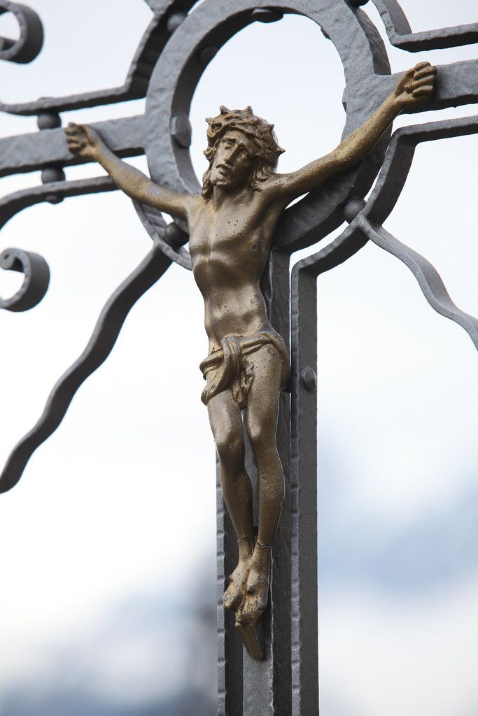 12. Station Jesus stirbt am Kreuz.Der Tod ist Teil des Lebens. Das biblische Bild vom Weizenkorn, das in die Erde fällt und Frucht trägt, drückt angesichts des Sterbens die eine feste Überzeugung aus: Das kann es nicht gewesen sein. Davon ist Caritas-Seelsorger Elmar Simma fest überzeugt.