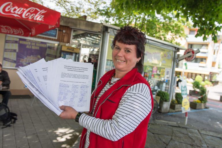 1200 Unterschriften für den Erhalt ihres Kiosks samt Kastanienbaum: Heidi Krauser.
