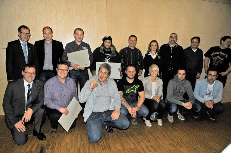14 Fliesenpool-Mitarbeiter wurden für ihre Firmentreue ausgezeichnet.  Foto: Fliesenpool  