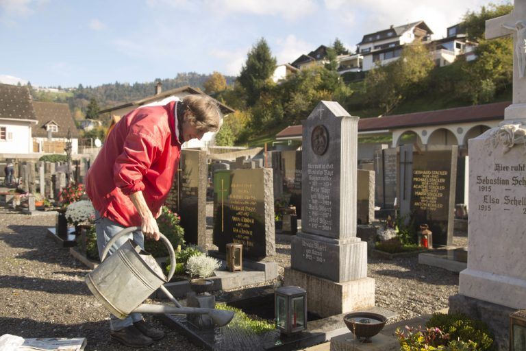 14. Station Der Leichnam Jesu wird ins Grab gelegt.Das Begräbnis, Kerzen anzünden, zum Friedhof gehen: Rituale stützen Trauernde ungemein. Simma denkt dabei an eine alte Frau: „Sie geht jeden Abend zum Foto ihres verstorbenen Mannes, streichelt es und sagt ihm Gute Nacht.“