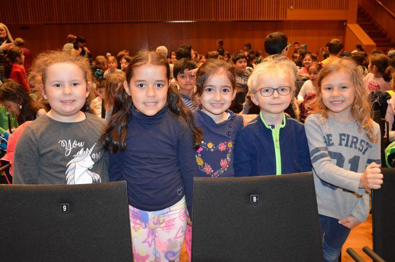 Unter den begeisterten Gästen: Mia, Emilia, Ecrin, Henri und Jana vom KiGa Augarten.vv