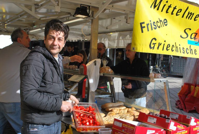 Masud Safari kommt zweimal wöchentlich mit seinen mediterranen Antipasti erh nach Dornbirn.