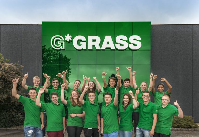 16 neue Lehrlinge bei Grass. Der Hersteller von Bewegungssystemen bereitet die Jugendlichen mit einer vielseitigen Ausbildung optimal auf die Anforderungen des zukünftigen Berufslebens vor. Insgesamt werden mit den Neuzugängen 51 Lehrlinge in Österreich ausgebildet.