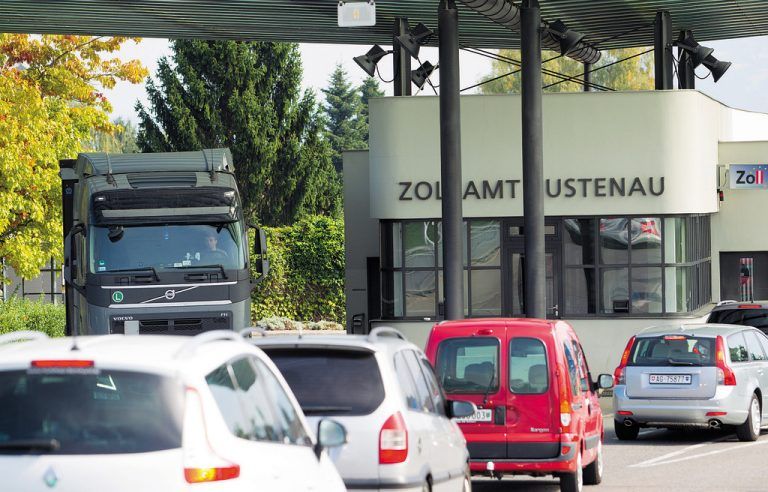 16.243Vorarlberger gehen als Grenzgänger in der Schweiz (8085) und Liechtenstein (8158) einer Beschäftigung nach. Das sind die Zahlen von 2013. Drei Jahre davor waren es in den beiden Ländern mit 15.184 um 1059 weniger.