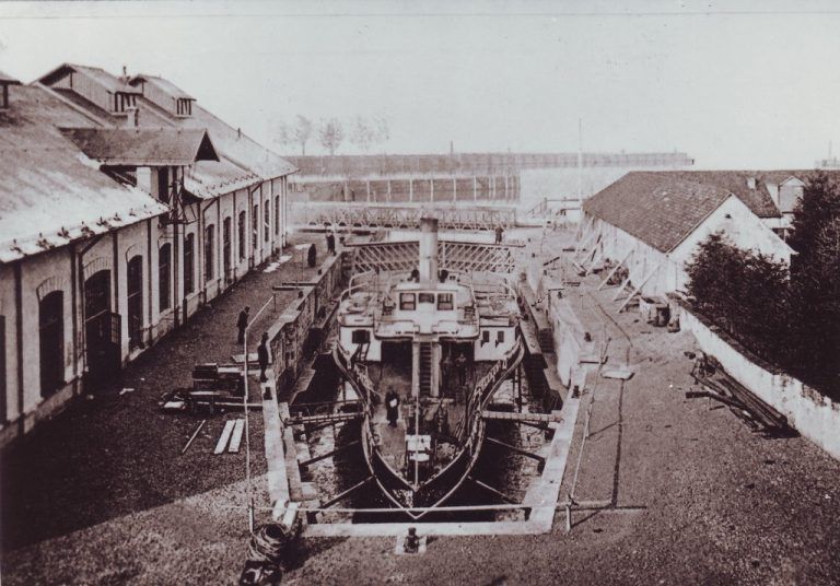 1893/94 wird das Dampfschiff „Austria“ im Bregenzer Trockendock umgebaut.   