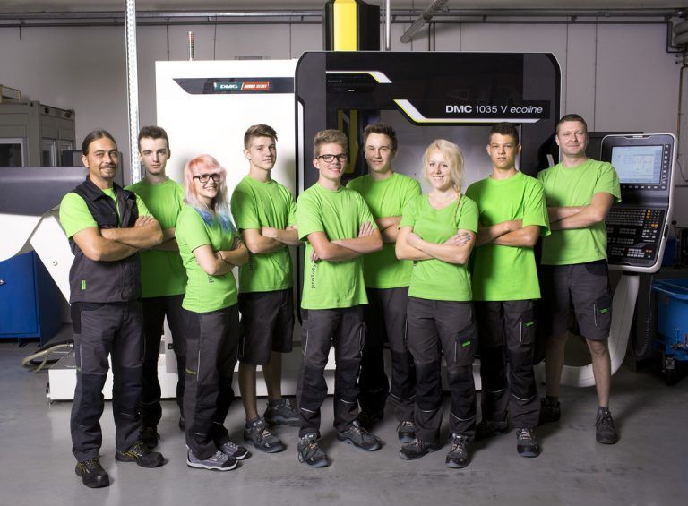 1zu1 Prototypen: Anfang September begannen sieben Jugendliche ihre Lehre als Kunststoffformgeber oder als Zerspanungstechniker. Der Lehrlingsanteil bei 1zu1 liegt nun bereits über 20 Prozent. Insgesamt bildet das Unternehmen derzeit 29 junge Burschen und Mädchen in fünf verschiedenen Lehrberufen aus.