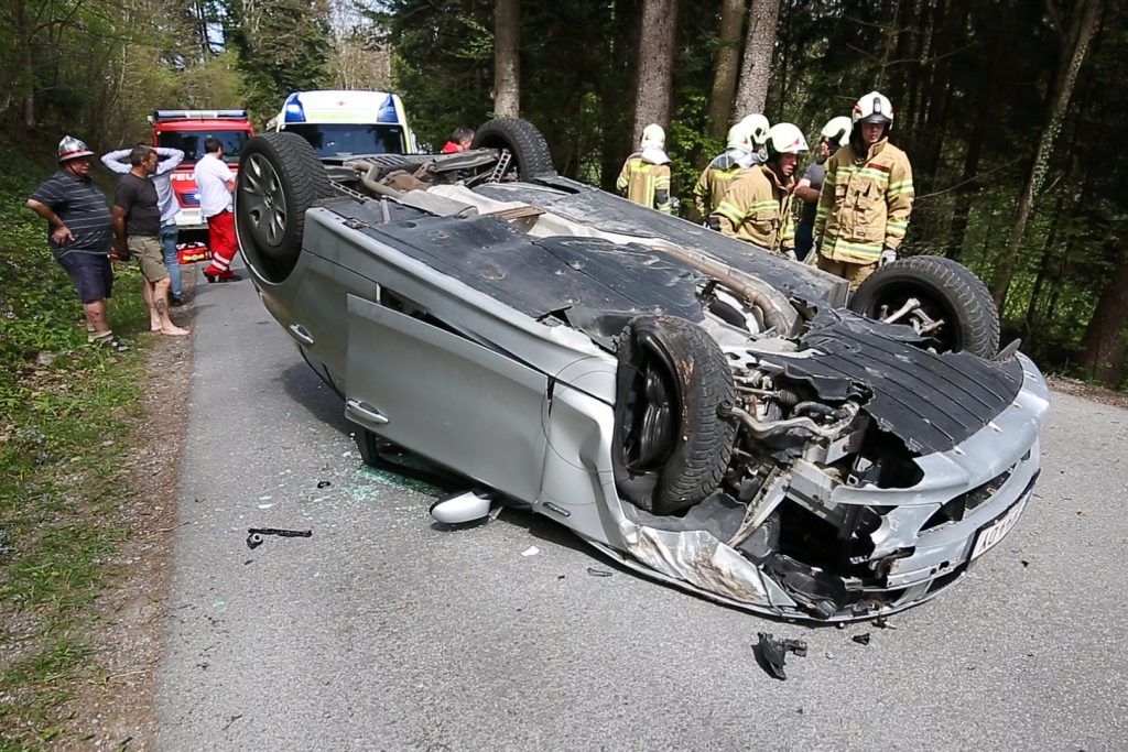 Alkolenkerin prallte in Frastanz gegen Baum