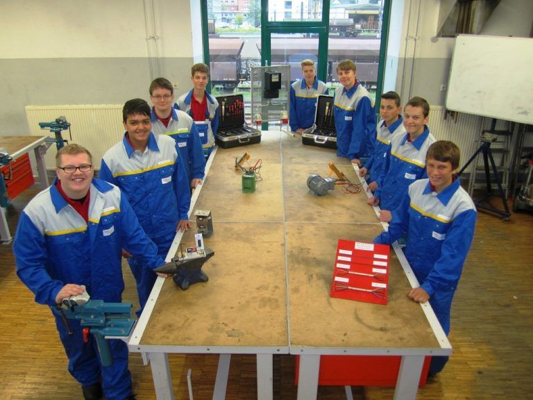 26 „Newcomer“ starten ÖBB-Lehre in Vorarlberg. Bei den Lehrstartern im Ländle sind heuer bereits fast 20 Prozent Mädchen. Die Absolventen der ÖBB-Lehrausbildungen sind gefragte Fachkräfte in Wirtschaft und Industrie.