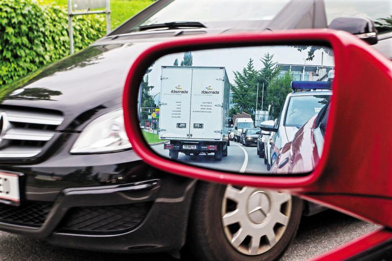 268.149Kraftfahrzeuge sind in Vorarlberg zum Verkehr zugelassen (Stand 2013). 195.859 davon sind Pkw, 40.257 Motorräder, 17.658 Lkw und 14.375 Zugmaschinen.