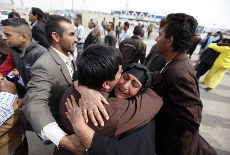 4. Station Jesus begegnet seiner Mutter.Einerseits ist es tröstlich, wenn Nahestehende da sind. Schmerzlich ist es dagegen, dass man ausgerechnet ihnen wehtun muss. Die Mutter freilich steht zu ihrem Kind, selbst wenn es verurteilt, gedemütigt wird. Da ist nichts, was diese Liebe trennen kann.