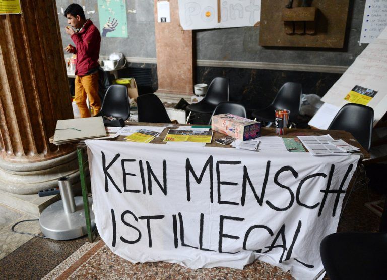 5. Station Simon von Cyrene hilft Jesus das Kreuz tragen.Oft ist schon viel erreicht, wenn man in Notzeiten Menschen findet, die zwar keine Lösungen haben, aber betroffen sind. Die dir zeigen, dass es ihnen nicht egal ist, wie es dir geht. Dies ist die Kreuzwegstation wider die Gleichgültigkeit.