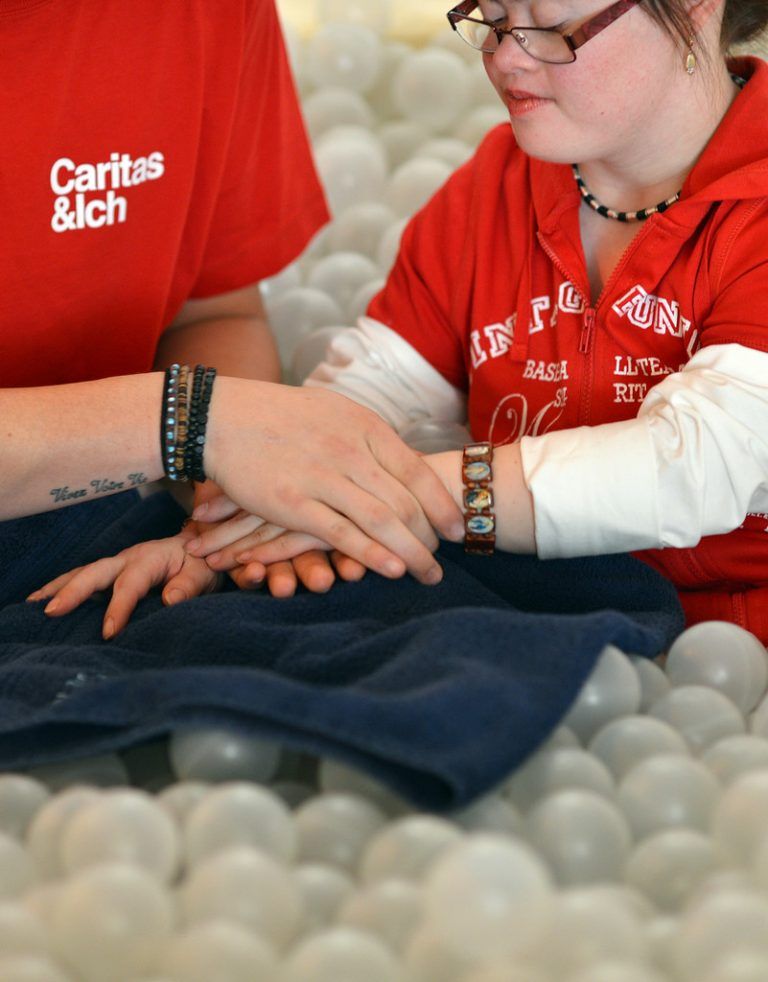 6. Station Veronika reicht Jesus das Schweißtuch.Wenn später erzählt wurde, das Gesicht Jesu habe sich in dem Tuch abgebildet, sagt das viel über die Aufmerksamkeit und Zärtlichkeit der Geste Veronikas. Elmar Simma denkt an eine Mutter, „die ihrem behinderten Kind zum 1000. Mal den Speichel abwischt“.