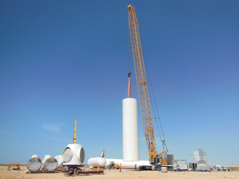 60 Prozent der Exporte außerhalb der EU: Liebherr-Raupenbagger im Einsatz in Marokko.  Werksfoto  