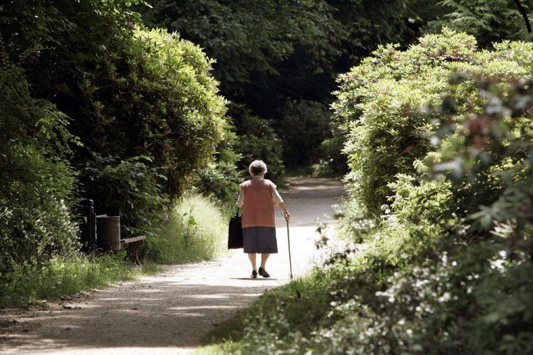7. Station Jesus fällt zum zweiten Mal unter dem Kreuz.Immer wieder aufstehen müssen, das kann Menschen völlig überfordern. Hilfreich ist da, wenn man den Blick auf den heutigen Tag begrenzt. Ich weiß schon, dass weitere folgen werden, aber jetzt bewältige ich erst einmal diesen einen vor mir liegenden Tag.