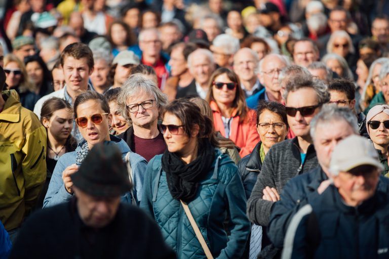 Die Teilnehmer an den Sonntagsdemonstrationen lassen nicht locker. Am gestrigen Sonntag wurde in Feldkirch demonstriert.VN/Sams