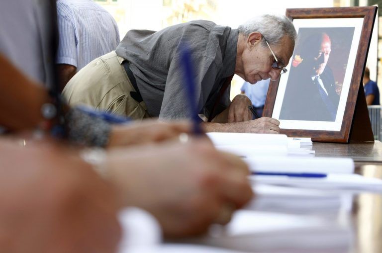8. Station Jesus begegnet den weinenden Frauen.Dabeistehen und weinen, das nützt nicht viel. Und doch drücken die Trauernden bei einem Begräbnis aus, dass der Verstorbene etwas bedeutet hat. Wie viele Bündel an Kondolenzpost werden wohl sorgsam aufbewahrt und Jahre später noch gelesen?