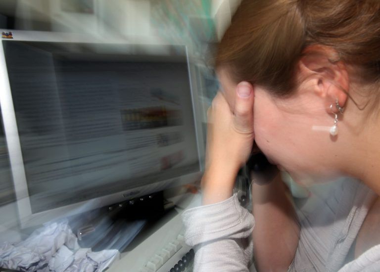 9. Station Jesus fällt zum dritten Mal unter dem Kreuz.Ausgebrannt: Der völlige Zusammenbruch wirft Menschen auf die Sinnfrage zurück. Sie müssen viel ändern, um nach dem Burnout in ein neues Leben zu finden. Zunächst freilich liegen sie am Boden. Regungslos. Auch nichts tun will ertragen werden.