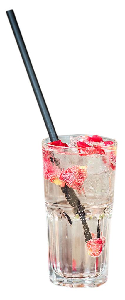 „90 Prozent der Leute sagen, dass er viel besser als Hugo schmeckt“, sagt Stefan Köb über den Lillet mit Rosenlimonade. Rein kommen 4 cl Lillet Blanc, 12,5 cl Rosenlimonade, wahlweise ein Schuss Wodka, Eis und Rosenblätter zur Dekoration.