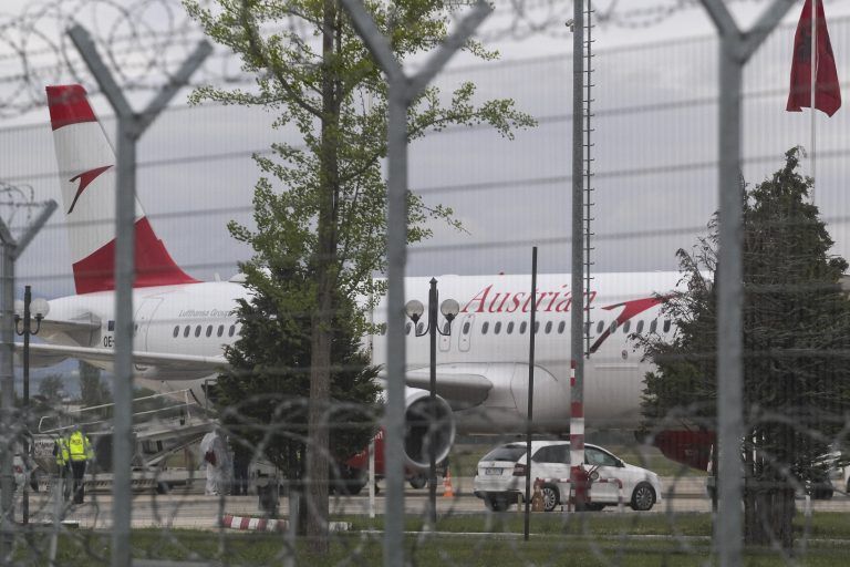 Verbrecher haben in einer startbereiten Maschine der Austrian Airlines auf dem Flughafen der albanischen Hauptstadt Tirana einen Geldtransporter überfallen. AFP