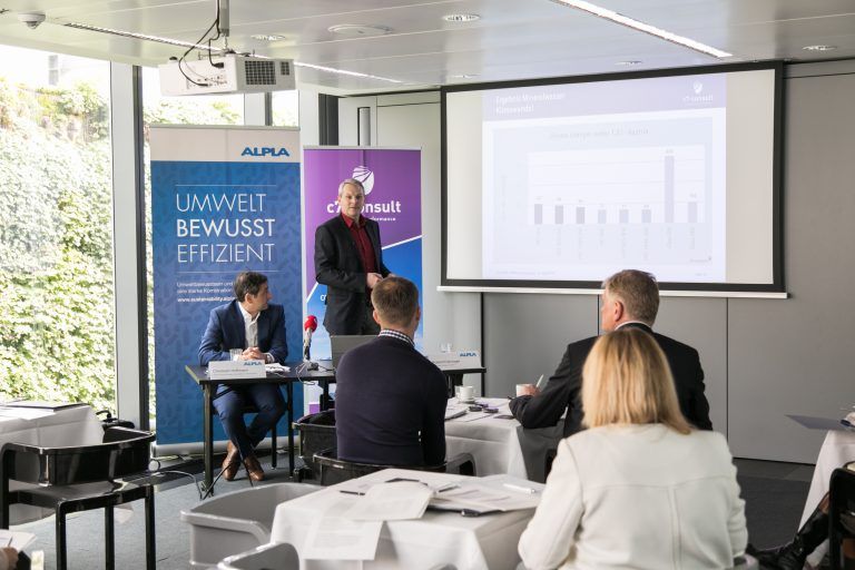 Nachhaltigkeitsmanager Christoph Hoffmann (li.) und Studienautor  Roland Fehringer präsentieren die Verpackungsstudie.FA