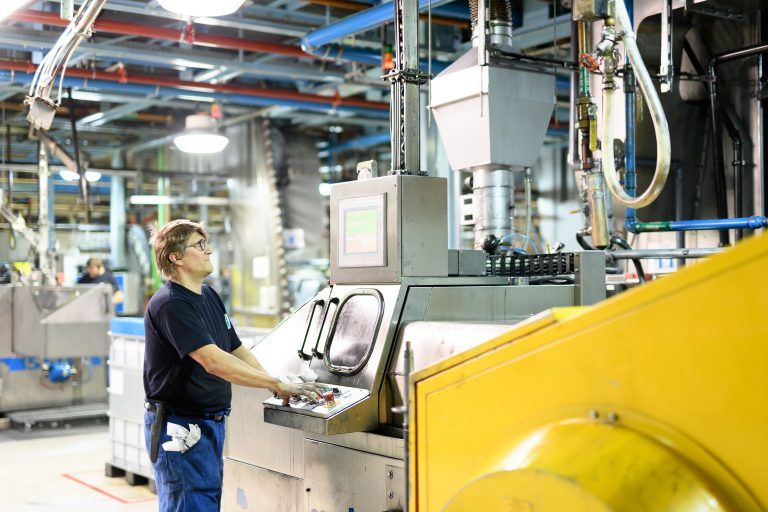 Maschinenbau- und Elektrotechniker werden bei der Ball Corporation in Ludesch ausgebildet und gesucht. Rhomberg