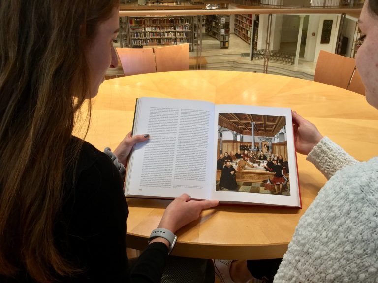 Am Dessauer Abendmahlstisch hat Lucas Cranach der Jüngere auch den Vorarlberger Reformator Bartholomäus Bernhardi Platz nehmen lassen. TM