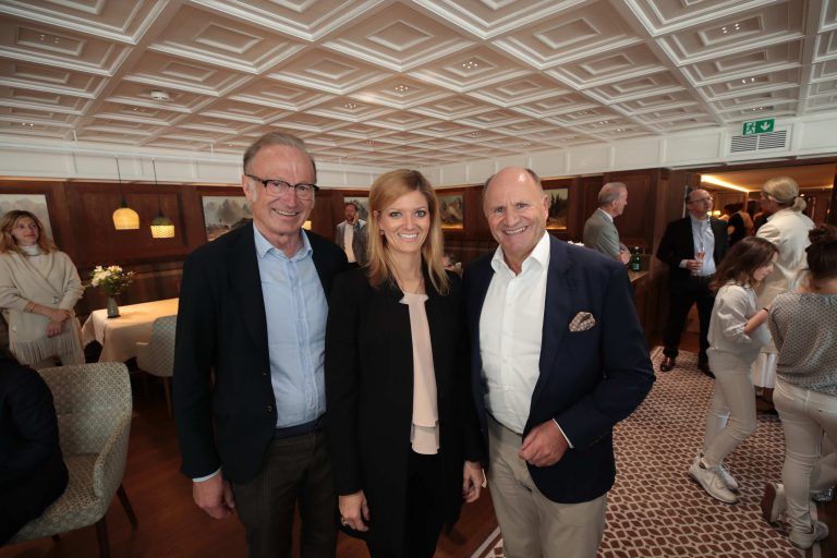 Der Lecher Bürgermeister Ludwig Muxel (l.) und Kathrin Cometto mit Festspiel-Präsident Hans-Peter Metzler.