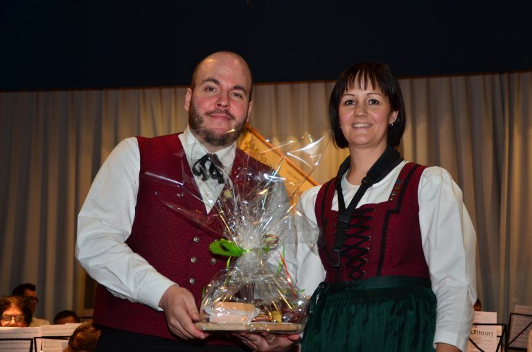 Marina Mathis bedankte sich im Namen des Vereins bei Dirigent Simon Lampert. Egle