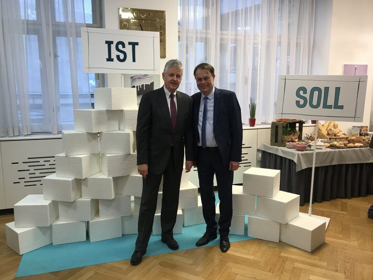 Die Österreicher nehmen mit 92 Gramm pro Tag zu viel Zucker in Rohform zu sich. Spar-Chef Drexel (l.) und Rauch-Chef Schwald wollen einen Beitrag leisten.VN