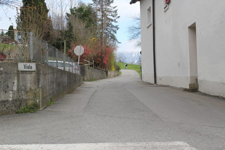 Auch die Straße wird verbreitert, allerdings erst ab der Baufläche selbst.vn/jlo