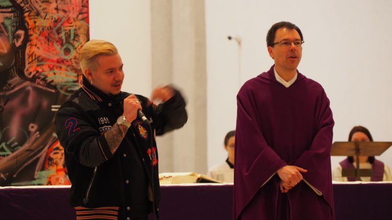 Ein ungleiches Paar im Glauben vereint: Hip-Hop-Tänzer und Graffiti-Künstler Domingo Mattle und Pfarrer Rainer Büchel. egle