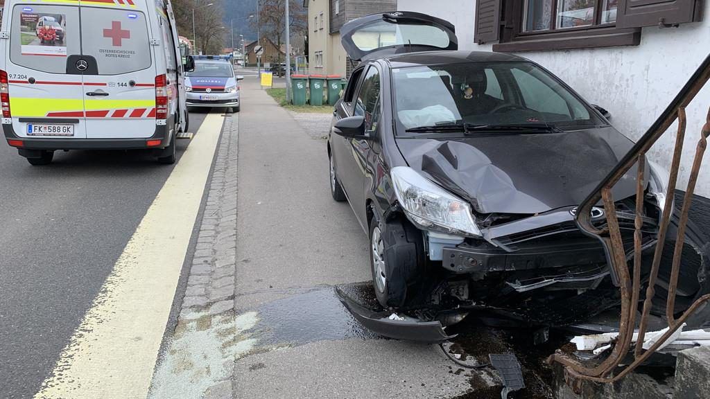 Wolfurt: Auto kracht in Hauseingang