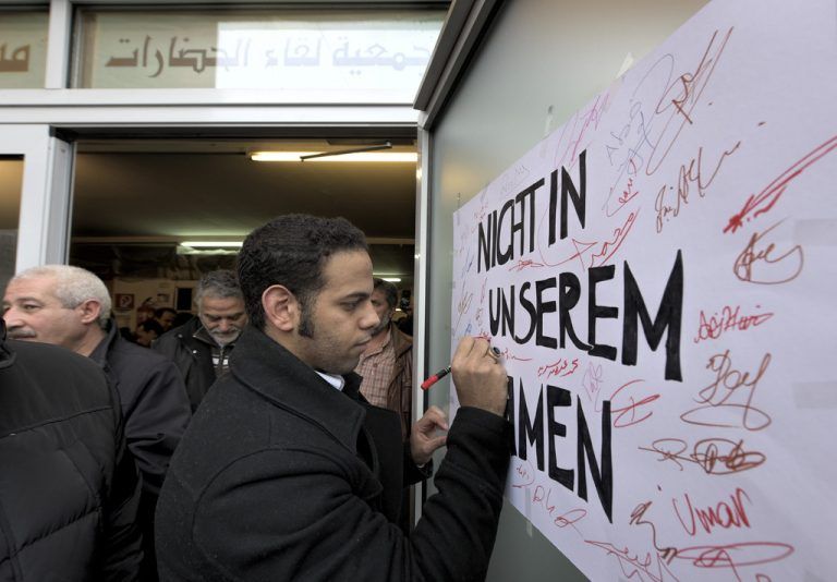 ABD0154_20150109 - WIEN - ÖSTERREICH: Menschen am Freitag, 9. Jänner 2015, während einer Solidaritätsaktion vor der Schura Moschee in Wien. Bei einem Terroranschlag auf die Redaktion der Satirezeitung