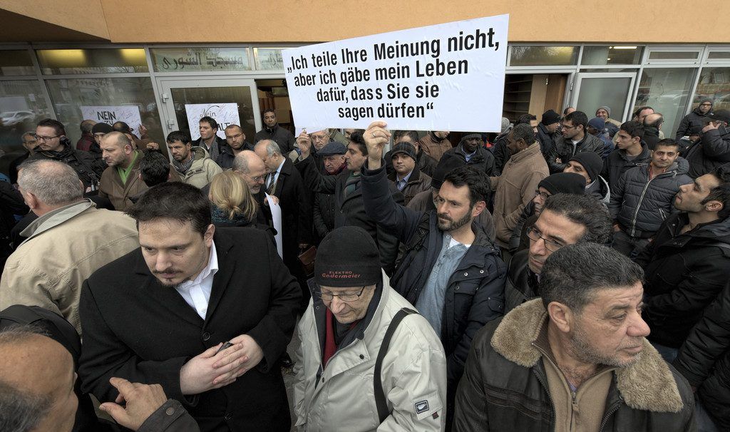Menschen auf der ganzen Welt demonstrieren Solidarität mit den Opfern von Gewalt und gehen für Frieden und Freiheit auf die Straße