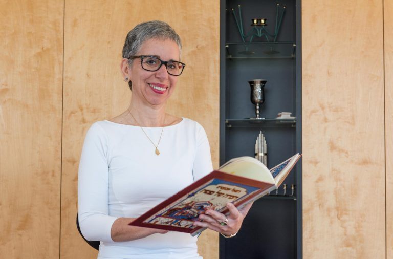 Ada Rinderer aus Dornbirn blättert in der Haggadah, aus der zu Pessach vorgelesen wird. Foto: Stiplovsek
