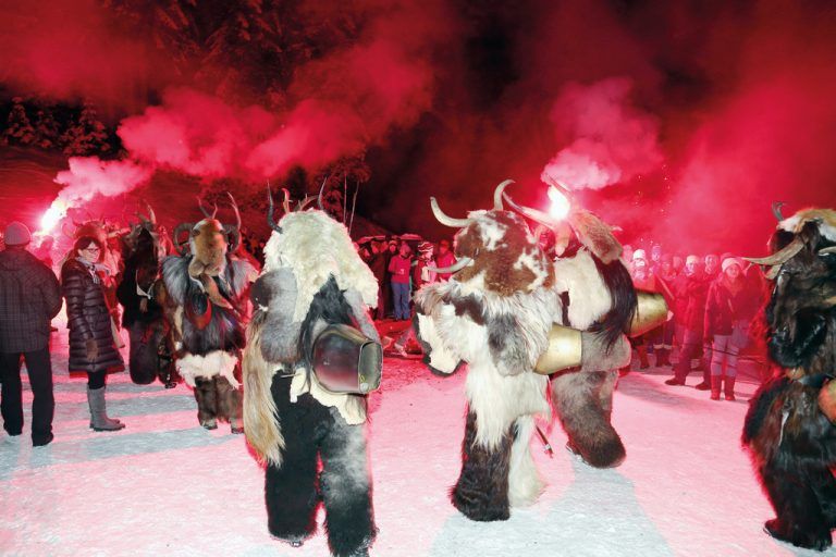Advent elüütaAm 29. November wird in Mittelberg-Schwendle der Advent eingeläutet. Der Höhepunkt der Veranstaltung ist der Auftritt der Krampusse, die mit lautem Glockenbimmeln über das große Lagerfeuer springen,