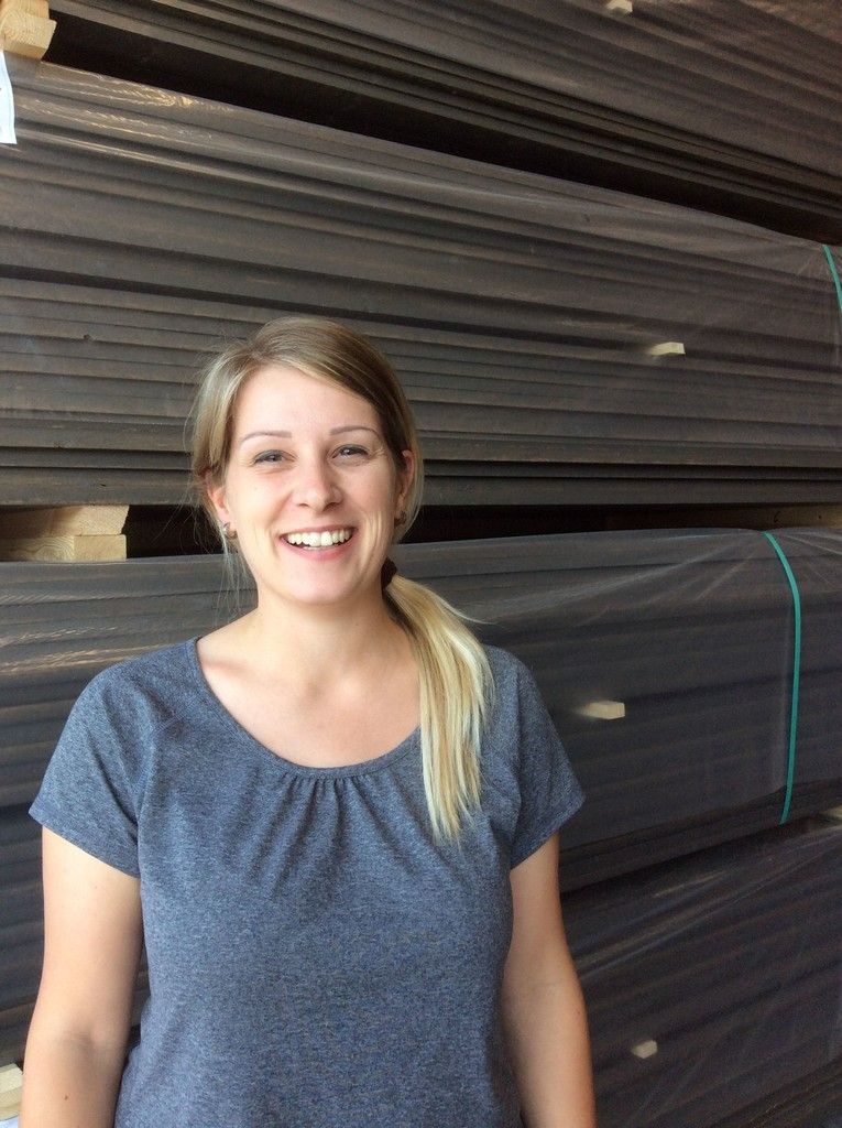 Alexandra Dapont BüroMir gefällt besonders die vielseitige Arbeit. Dazu kommt, dass ich durch meine absolvierte Tischlerlehre unsere Kunden fachgerecht beraten kann.  