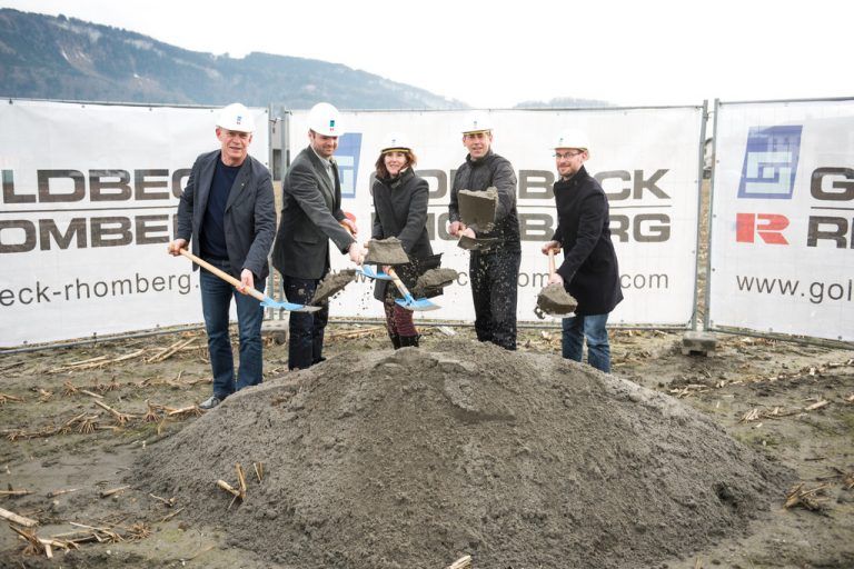Alexandra und Franz Högerl (3. und 4. v. l.) mit Vertretern der Gemeinde und der Fa. Goldbeck-Rhomberg beim Spatenstich.  Foto: Stiplovsek