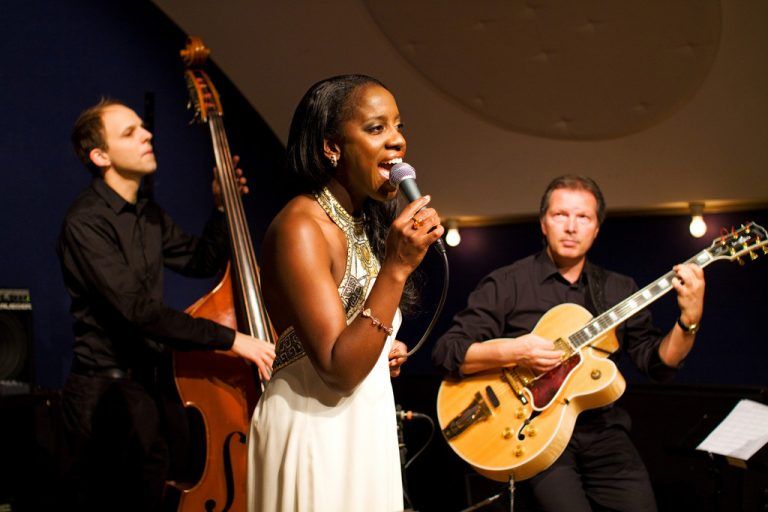 Alexia Gardner wird gemeinsam mit der Big Band Liechtenstein den Musik-Frühling in Götzis so richtig durchstarten lassen. Foto: Band  