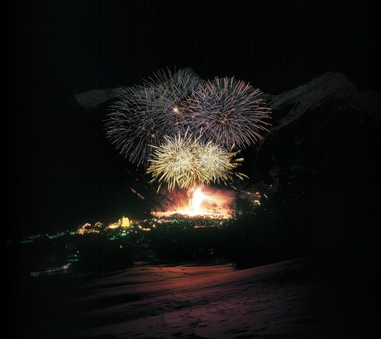 AlpenklangfeuerwerkEin Zauber legt sich an Silvester über St. Gallenkirch. Es ist das Neujahrs- Alpen-Klangfeuerwerk, das an der Talstation der Valiserabahn immer wieder für große Begeisterung sorgt.
