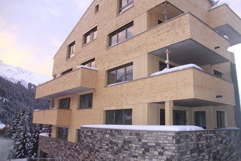 Als Dachgleiche im ersten Haus gefeiert wurde, war die Welt im Silvretta Alpinresort noch in Ordnung. Foto: I + F