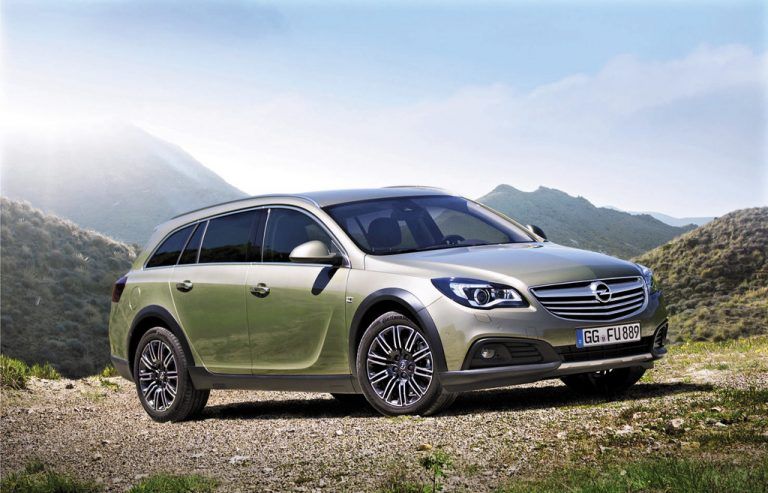 Als Sports Tourer kann der Opel Insignia große Lasten tragen, als CountryTourer mit 4x4-System tut er das souverän auf nicht befestigten Wegen.